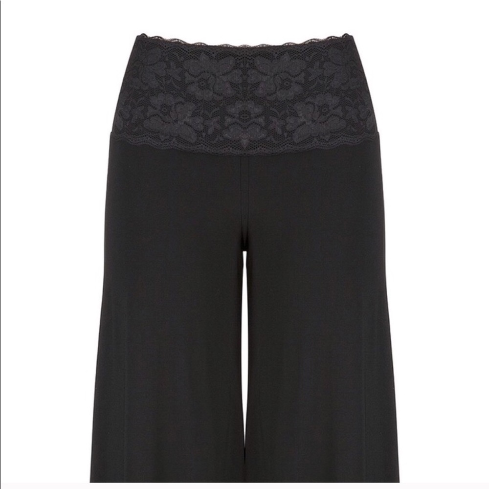NWOT. High waisted gaucho Capri w/ lace waistband